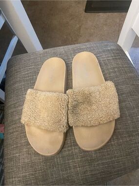 Steve Madden Women's Beige Faux Shearling Slide Sandals